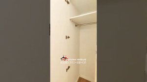 Встроенный зеркальный шкаф в нишу прихожей на заказ. Распашные двери из ДСП с наклеенными зеркалами