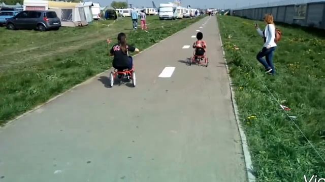 Редчайшее видео!!!забег сразу двух педальных коней. смотреть онлайн