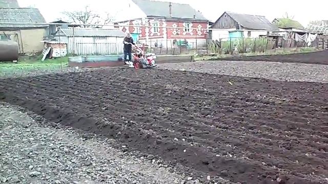 Вспашка мотоблоком весной.