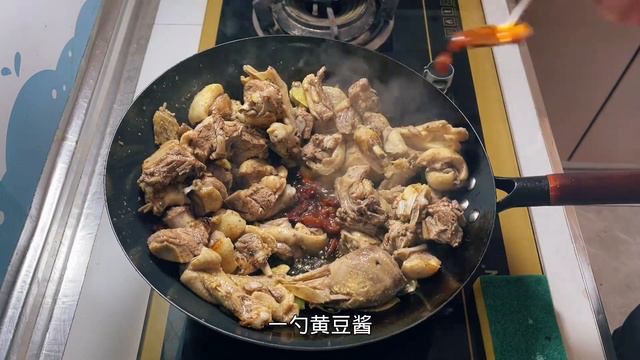 鹅肉怎么做更好吃？大厨教你东北硬菜铁锅炖大鹅，不腥不柴太香了