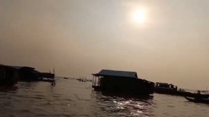 Плавучая вьетнамская деревня на озере Тонлесап.