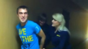 Надеть наручники на парня