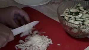 Салат из свежих огурцов. вкусный витаминный салат.