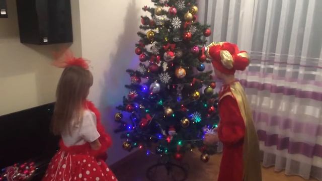 Принцеса і султан. Діти в костюмах біля ялинки смотреть онлайн
