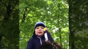 Гарри Галкин разговаривает по телефону с мамой