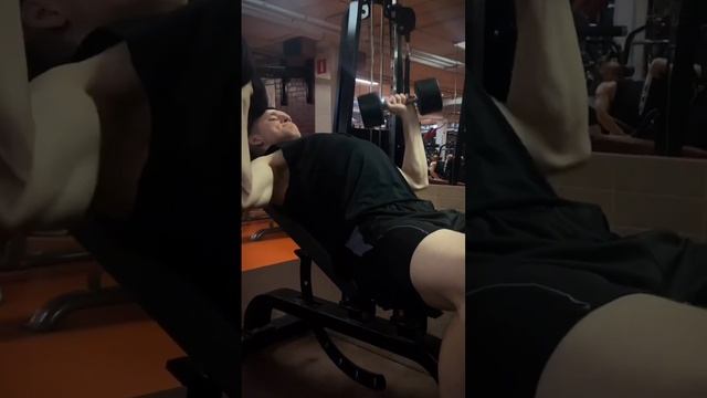 ?Жим гантелей на наклонной скамье ? верх груди смотреть онлайн