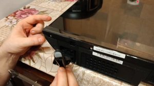 Как прикрутить ножки к телевизору Hisense ?