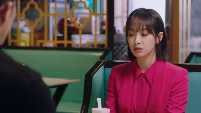 Стиснув зубы, молча смотрит как она уходит к другому смотреть онлайн