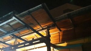 монтаж стеклянного козырька на вантовых тягах и системой водослива