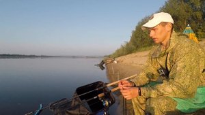 Фидер на реке, ловля на донки . Рыбалка на реке Ока в августе. Ловля леща и плотвы.