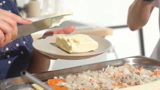 Простой и вкусный рецепт пирога с семгой. Сдобная Деревня