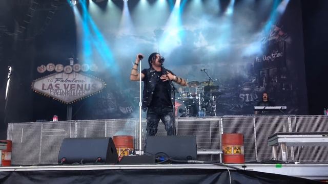 Three Days Grace - Chalk Outline (with Matt Walst) Heavy MTL 2014