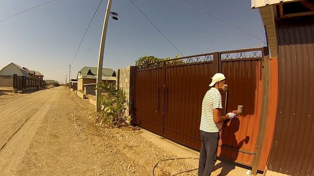 Покраска ворот своими руками Do-it-yourself gate painting смотреть онлайн