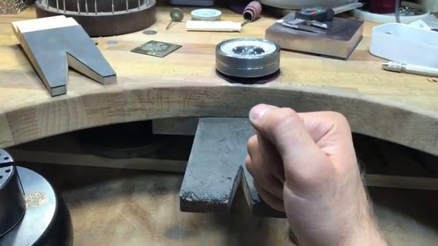 Как закрепить ФИНАГЕЛЬ к ювелирному верстаку смотреть онлайн