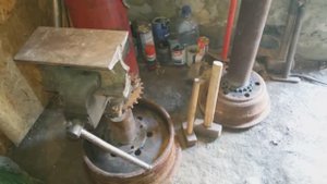 Наковальня из металлолома и стойка под горн.
