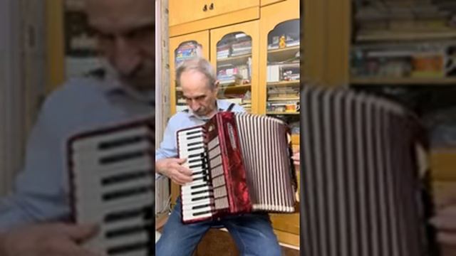 Осенние листья на аккордеоне смотреть онлайн