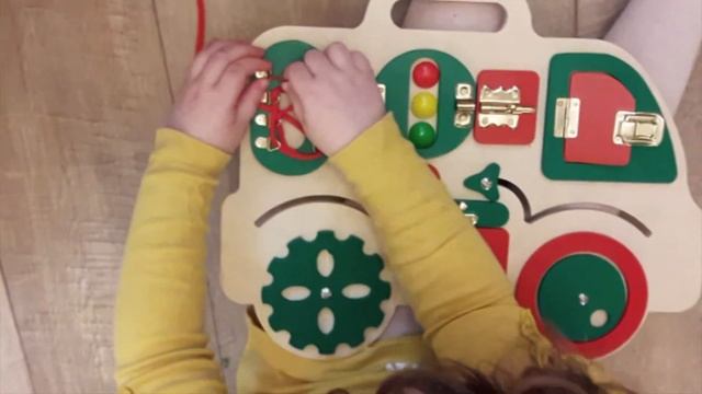 Обзор развивающего Бизиборда Машинка от Десятого королевства | Развивающие игрушки смотреть онлайн