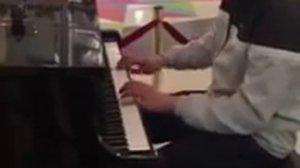 Молодой парень играет на пианино в торговом центре