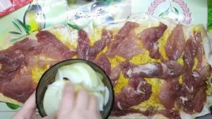 Очень вкусный рулет из свиной шкурки.