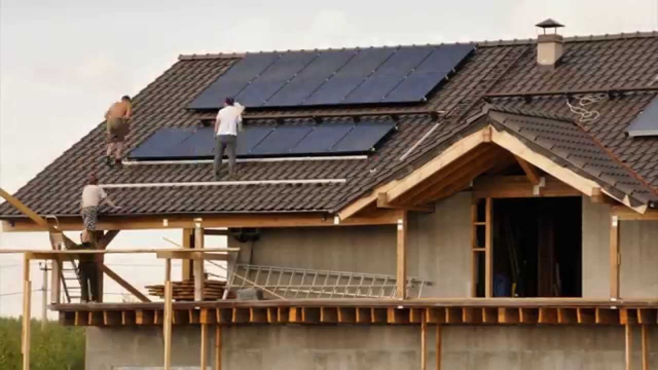 Монтаж немецких солнечных батарей Centrosolar на черепичной кровле автономного дома Кедровый ручей смотреть онлайн