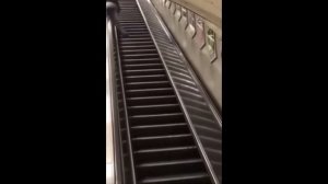 Бухой упал на эскалаторе!