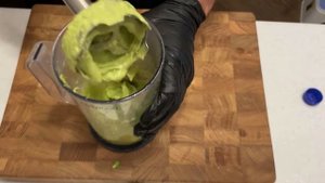 Соус из авокадо нежнейший . К любому блюду . Очень быстро и легко приготовить