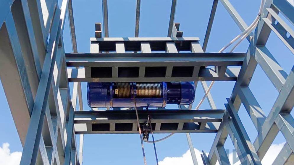 Грузовой подъемник с рольгангом