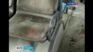 пассажирский автобус врезался в грузовик с щебнем