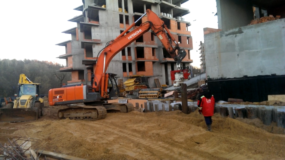 Извлечение труб шпунтового ограждения на объекте по адресу: Куркино, ул. Юровская, д. 8 смотреть онлайн