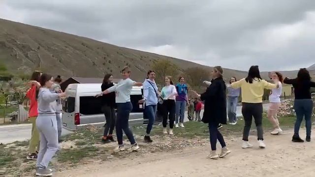 туристы учатся танцевать лезгинку смотреть онлайн