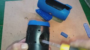 Разбираем и достаем карту памяти из JBL.