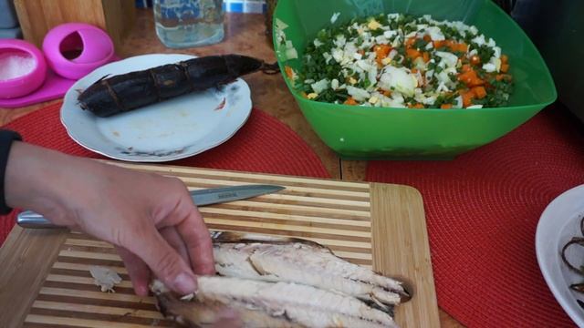 Салат с копченой скумбрией. Скумбрия домашнего копчения. Простой рецепт.