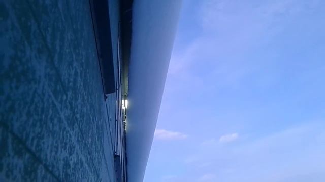 Природа - лучший дизайнер. Свес крыши производственного помещения, созданный самой природой! 18+ смотреть онлайн