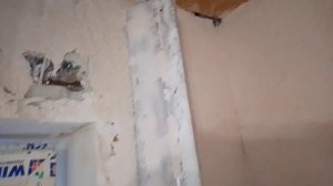 Выравнивание стен правилом. Делаю угол 90 градусов срезкой раствора.