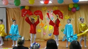 Танец с Веерами танцует первый класс на 8 марта