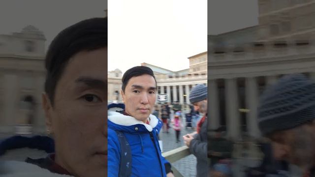 At St. Peter's Square in the Vatican. 5/На площади Площадь Святого Петра в Ватикане. 5