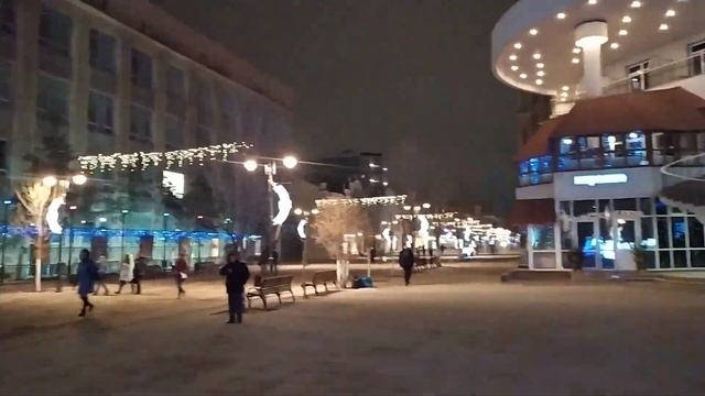 Саратов.  Новогодние часы и другие новогодние украшения на проспекте Кирова.