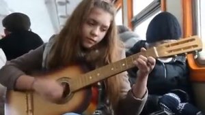 Zaz Je Veux Девочка классно играет на гитаре и супер поет.