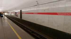 Метропоезд проходит станцию Технологический Институт-2 по 1й линии транзитом, Санкт-Петербург