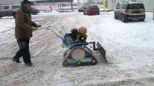 Уборка снега на гусеницах для мотоблока