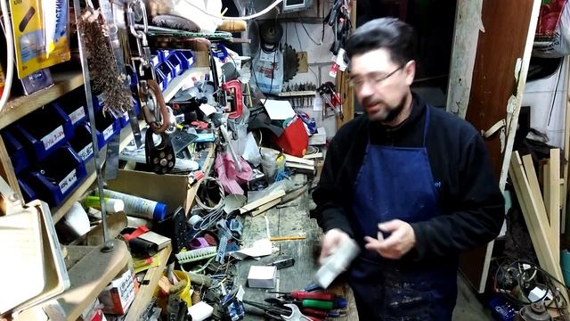 Старинный деревянный разметочный рейсмус, малка, и продолжение уборки на верстаке смотреть онлайн