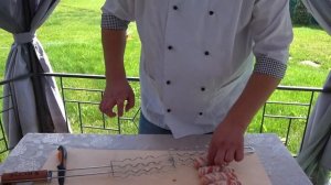 Сосиски с сыром в беконе на углях.