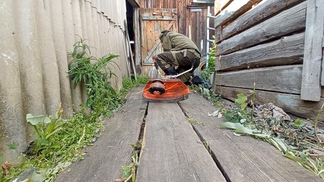 КОСИМ ТРАВУ С ПОМОЩЬЮ БЕНЗИНОВОГО ТРИММЕРА. Сельская жизнь в действии смотреть онлайн