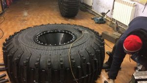 срезаем протектор с шины Тром 16 с помощью перфоратора, растительного масла и кухонного ножа.