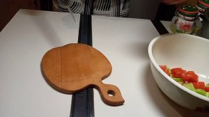 Потрясающий весенний салат из помидоров, огурца и зелени? Необычно вкусно получится✅