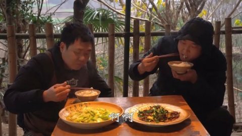 拔點蒜苗,二弟做“蒜苗炒香腸”,香辣下飯,拌米飯越吃越香|Mukbang【鐵鍋視頻】