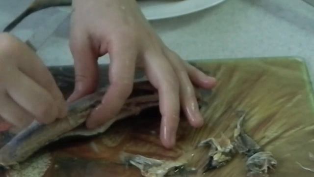 Как очистить селедку смотреть онлайн