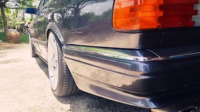 Benz S Class W126 in full bodykit riding low on 19" Mafia style смотреть онлайн