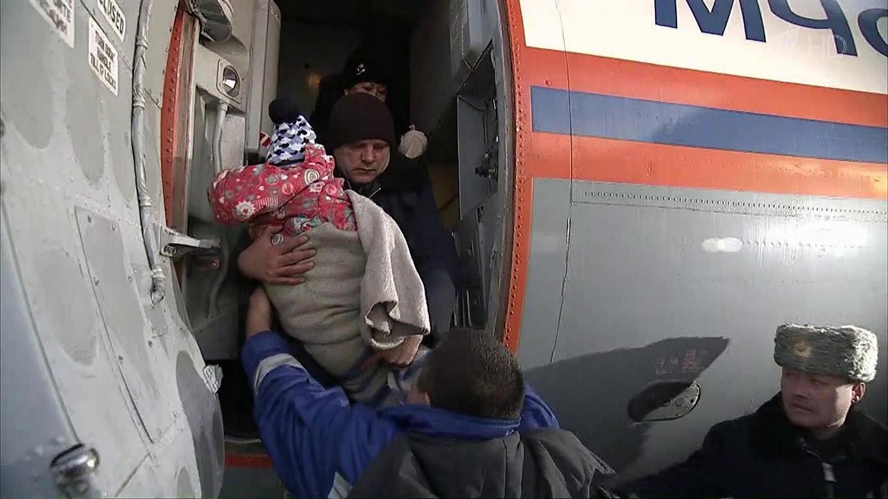 Трехлетнюю Жасмину, которая чудом выжила в авиакатастрофе, на самолете МЧС доставили в Хабаровск