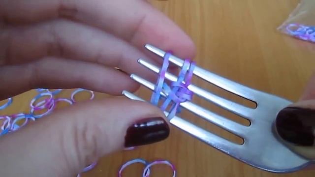 Плетение из резинок. Как плести браслеты без станка, на вилке смотреть онлайн